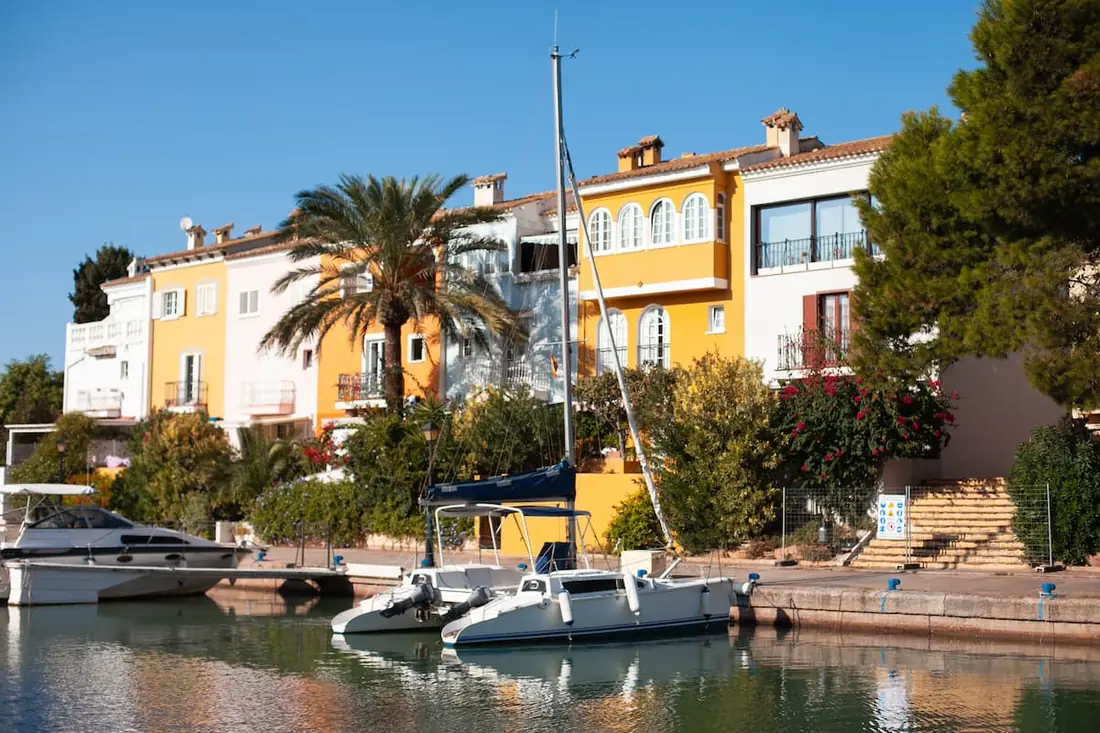 Fargerike hus og palmer på Costa del Sol